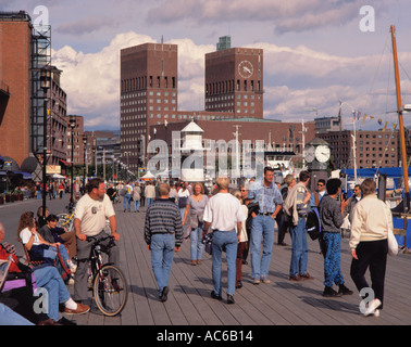 Blick entlang Aker Brygge mit individuellere (City Hall) über Oslo, Norwegen. Stockfoto