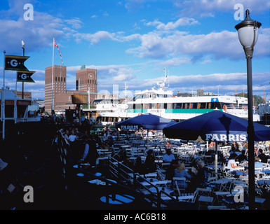 Am Abend Blick entlang Aker Brygge mit individuellere (City Hall) über, Oslo, Norwegen. Stockfoto