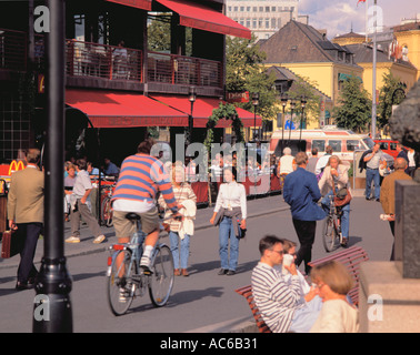 Menschen wandern und Radfahren auf Aker Brygge, central Oslo, Norway. Stockfoto