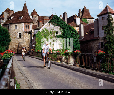 Radfahren über die Brücke bei Carennac, Dordogne Stockfoto