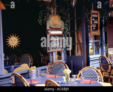 Französisches Restaurant am Hafen in Honfleur, Normandie, Nordfrankreich. Tische für das Abendessen im Freien vor dem Restaurant Stockfoto