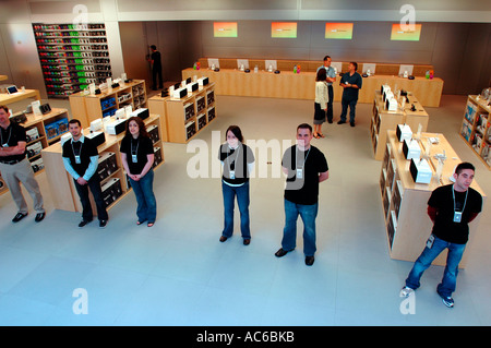 Mitarbeiter bei der Eröffnung des zweiten Apple Store in New York City im Store werden 24 Stunden sieben Tage die Woche geöffnet Stockfoto