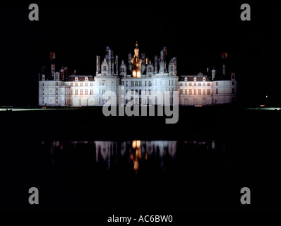 Chateau de Chambord, Loire, Frankreich, in der Nacht beleuchtet Stockfoto