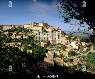 Das römische Bergdorf Gordes in der Region Vaucluse und Luberon der Provence in Südfrankreich. Ein historisches Dorf, das von seiner burg dominiert wird. Stockfoto