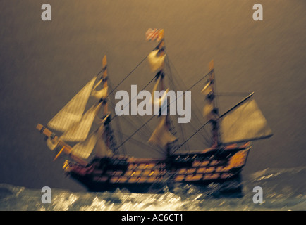 HMS Victory britisches Kriegsschiff Modell auf die raue See Stockfoto