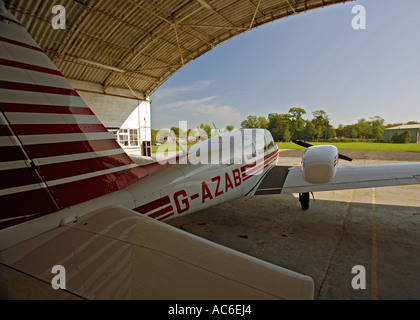 Denham Flugplatz Bucks Comanche B Twin engined Flugzeug im hangar Stockfoto