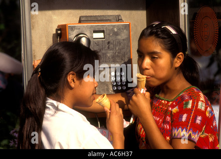 2 zwei Guatemalteken guatemaltekische Volk Person Frauen Mädchen essen Eis Sahne Kegel Panajachel Solola Abteilung Guatemala Stockfoto