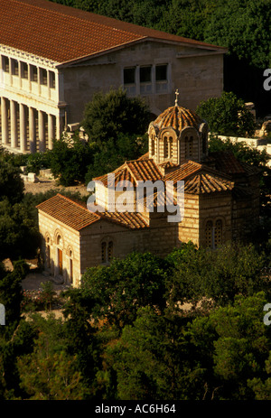 Antike Agora-Marktplatz und Agii Apostoli im Vordergrund und Stoa des Attalos im Hintergrund Athen Griechenland Europa Stockfoto