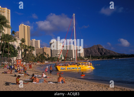 Menschen Touristen Sonnenanbeter Sonnenbaden schwimmen Hotels Waikiki Beach mit Diamond Head im Hintergrund Insel Oahu Hawaii Stockfoto