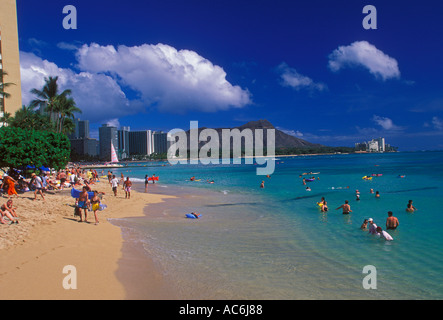 Badegäste und Hotels am Waikiki Beach mit Diamond Head im Hintergrund Insel Oahu Hawaii USA Stockfoto