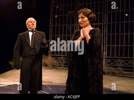 Patrick Stewart als Malvolio und Kate Fleetwood als Olivia in Twelfth Night, Chichester Festival Theatre, West Sussex, Großbritannien. Juli 2007. Stockfoto