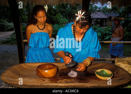 Hawaiian Frauen, Hawaiian Frau, die Poi, Taro einfügen, Taro Wurzel, Polynesian Cultural Center, Laie, Oahu, Insel Oahu, Hawaii, United States Stockfoto