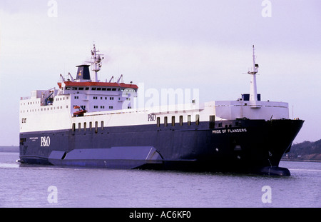 P & O LKW Fähre stolz von Flandern verlassen Harwich Überseehafen in Essex Stockfoto