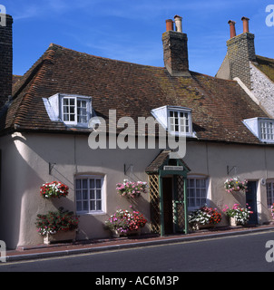 Altes Landhaus mit Blume in Rottingdean in der Nähe von Brighton East Sussex England zeigt Hampton-Hütte Stockfoto