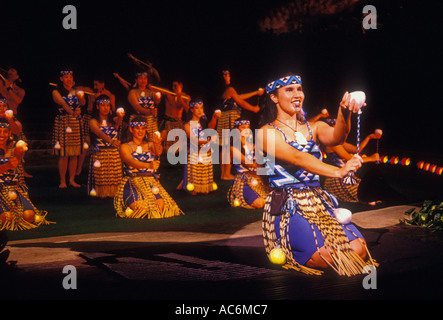 Maori Frau, Student, Maori Tanz, Tänzer, tanzen, Polynesian Cultural Center, Laie, Insel Oahu, Hawaii, Vereinigte Staaten von Amerika Stockfoto
