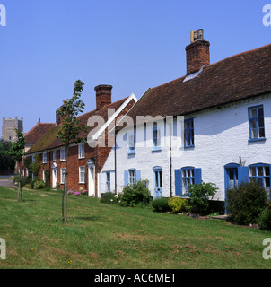 Hübsche Ferienhäuser auf grün bei Orford in Suffolk England Stockfoto