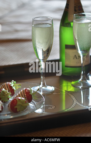 Sektgläser und Erdbeeren auf Tablett Hotel Room Service Stockfoto