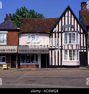 Altmodische Geschäfte auf dem Marktplatz in Lavenham in Suffolk East Anglia, England Stockfoto