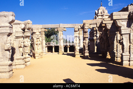 OFFENE HALLE MIT SÄULEN DARSTELLUNG SHIVA JAYALALITHAA EHE LEPAKSHI TEMPEL ANDHRA PRADESH Stockfoto