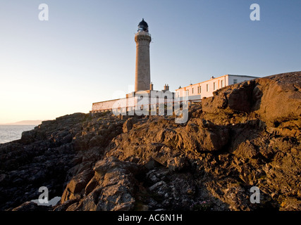 Ardnamurchan Leuchtturm mit Nebengebäuden gegen blauen Himmel in Schottland. Stockfoto