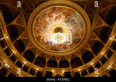 Verzierten Decke des Auditoriums der Ungarischen Staatsoper gebaut im neo-renaissance Stil, mit Elementen des Barock in Budapest Ungarn Stockfoto