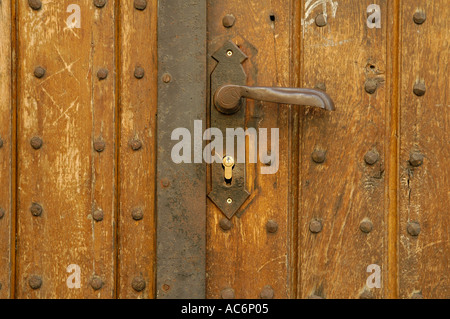 Türklinke eine alte hölzerne Tür Stockfoto