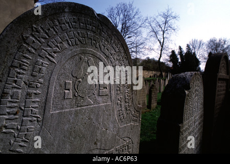 Alte Grabsteine auf dem alten jüdischen Friedhof in Hermanuv Mestec einer Stadt Pardubice Region der Tschechischen Republik Stockfoto