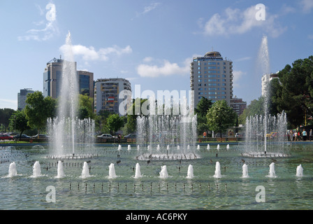 Republik Albanien Tirana Wasserspiele & Brunnen Anzeige in Rinia Park mit Bäumen gesäumten Straße & high rise apartment Gehäuse hinaus in der Republik Albanien Stockfoto