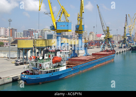 Durres Albanien Hafen an der Adriaküste Hafenkräne entladen Getreideschiffe zu Silos in der städtischen Landschaft Stockfoto