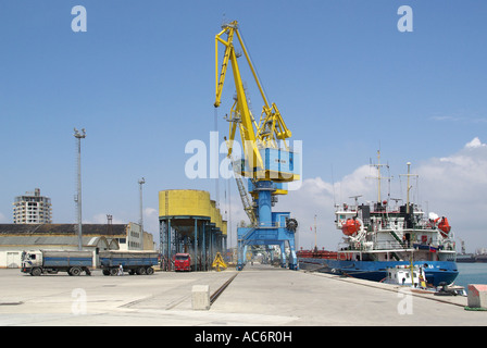 Albanien Durres Hafen an der Adria Küste Gelb & Blau Krane bulk carrier Schiff in Silos auf Jetty entladen und dann in den LKW LKW-Transport unten Stockfoto