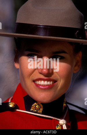 1 einer erwachsenen Frau weibliche Royal Canadian Mounted Police RCMP aka Kanadische Mountie auf Aufgabe in den Kanadischen Rocky Mountains im Banff in Alberta, Kanada Nordamerika Stockfoto