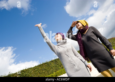 Zwei junge Frauen, die nach oben Stockfoto