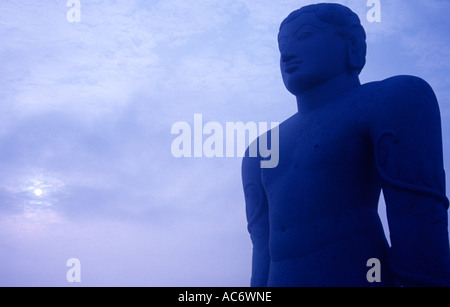 STATUE VON GOMATESHWARA IN SHRAVANABELGOLA KARNATAKA Stockfoto