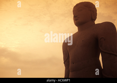 STATUE VON GOMATESHWARA IN SHRAVANABELGOLA KARNATAKA Stockfoto