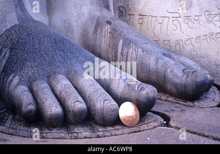 STATUE VON GOMATESHWARA IN SHRAVANABELGOLA KARNATAKA Stockfoto