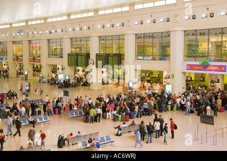 Malaga Costa del Sol Malaga Provinz Spanien Passagiere queuing in Abflughalle am Flughafen Malaga Stockfoto