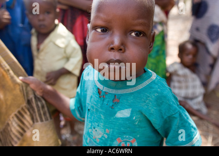 BADERA WESTERN SOMALIA 2. März 2006 unterernährten Kind in einer Siedlung von Menschen, die ihre Dörfer geflohen sind eingerichtet Stockfoto