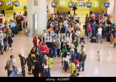 Malaga Costa del Sol Malaga Provinz Spanien Passagiere queuing in Abflughalle am Flughafen Malaga Stockfoto