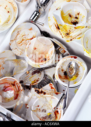 SCHMUTZIGES GESCHIRR IN DER SPÜLE Stockfoto