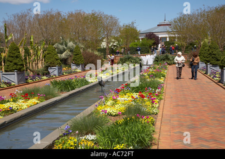 Frühlingsgarten Kanal und Brunnen an Daniel Stowe Botanical Garden Belmont North Carolina Stockfoto