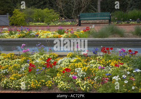 Frühlingsgarten Kanal und Brunnen an Daniel Stowe Botanical Garden Belmont North Carolina Stockfoto