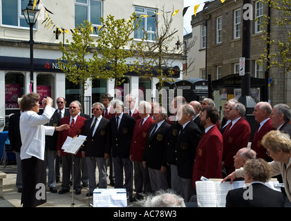 Hayle Männerchor im Freien bei Camborne Stadtzentrum, Cornwall, england Stockfoto