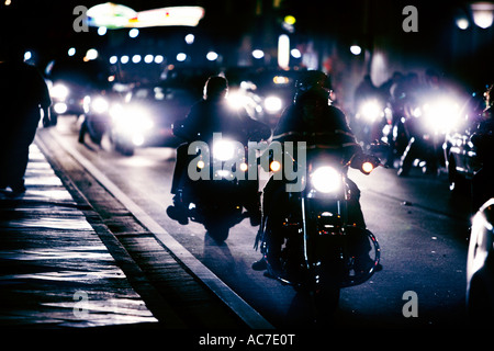 Große Gruppe von Bikern auf der Straße in der Nacht Stockfoto