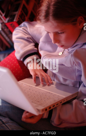 junge Welsch Teenager-Mädchen mit Apple Mac-Laptop um zu Hause zu tun, ihre Hausaufgaben Schularbeit überprüfen e-Mail Facebook MySpace, UK Stockfoto