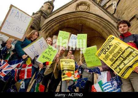 Studenten in Sprachenabteilung University of Wales, Aberystwyth Protest zur Unterstützung von Dozenten außerhalb der alten College, UK Stockfoto