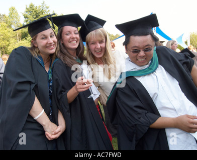 Vier 4 glückliche Studenten Absolventen Tag Aberystwyth Universität Wales UK Stockfoto