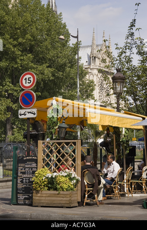 Cafe auf der Rue St-Jacques mit Kathedrale Notre-Dame in Paris zurück Frankreich Stockfoto