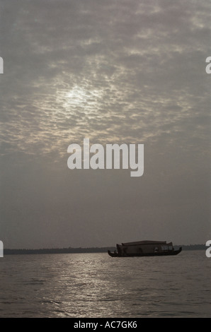 Hausboot am Vembanad See, Punnamada, Alappuzha, vor Sonnenuntergang Stockfoto