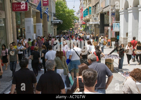 Massen der Shopper einkaufen in Ermou Street in Athen Stockfoto
