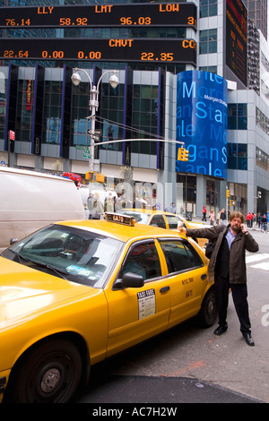 New York "Times Square" Bankenviertel mit Geschäftsmann gelbes Taxi Cab Midtown Manhattan NY New York Vereinigte Staaten von Amerika Stockfoto